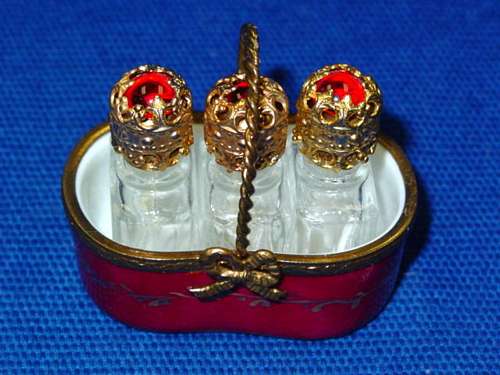 RED BASKET W/3 BOTTLES
